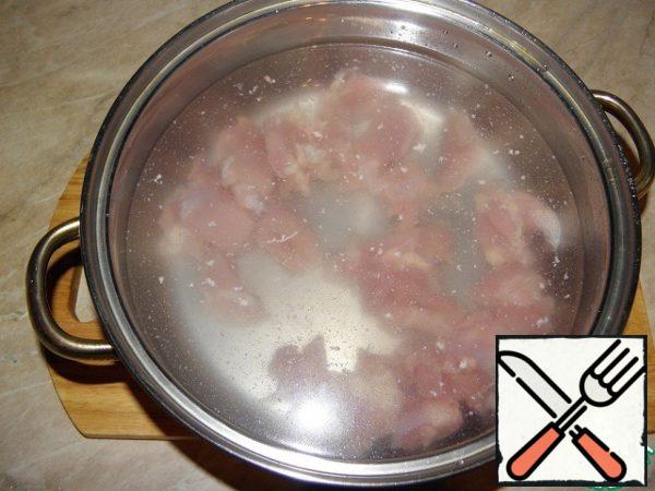 Prepare the meat: Wash, cut pieces of 5cm, fill with water so it was covered in about 15 cm higher. Boil the broth, on average, 40 to 60 minutes (depending on your meat)