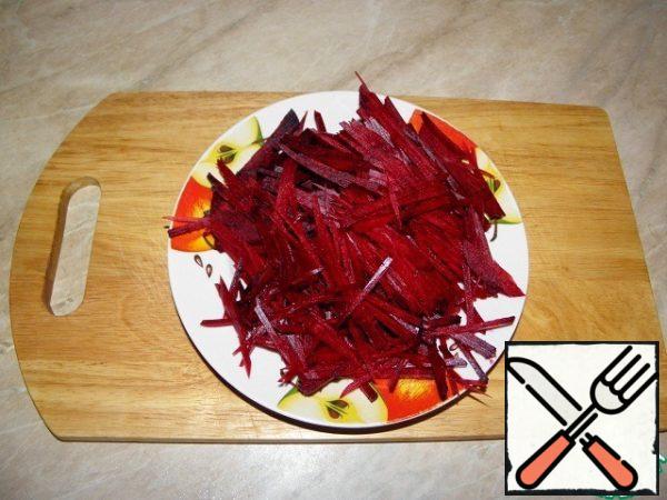 Just do beet: Beet is cut into strips up to a thickness of 5 millimeters and a length 4 to 5 cm. (I used a grater for Korean carrot)