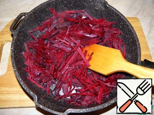 Heat a frying pan with melted fat (I used vegetable oil) and fry the beets for 12 minutes.

