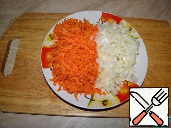 Do roasting: onions cut into cubes, carrots rub on a coarse grater.