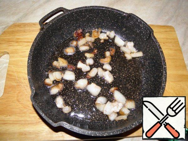 Fry the lard in a frying pan until golden brown.
