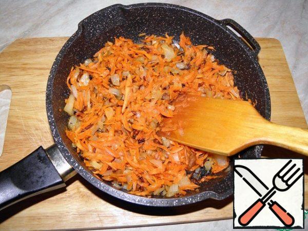 In a frying pan to the fat add the onions first, then carrots, fry.