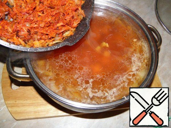 Then add fried in lard with onions and carrots, sugar, salt, pepper, Bay leaf ( Bay leaf I added earlier) Cook until fully cooked, about 15 minutes, turn off and allow to infuse.