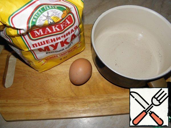 While the borscht is being infused, we will learn how to cook dumplings: 60 g of flour, 1 egg, 90 ml of water
