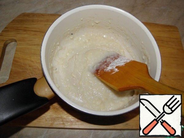 Put on the stove one pan for cooking dumplings (3l fill 1/3 water) and one ladle with 90 ml of water for the dough to bring to a boil, pour into it a third of the milled flour and mix thoroughly with a wooden shovel.