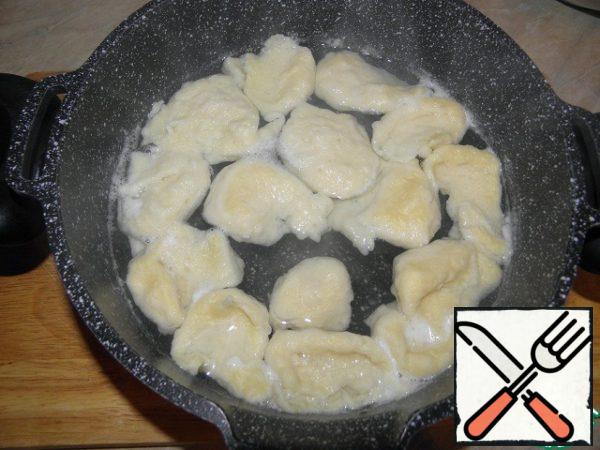 In boiling water (lightly salt may be added) spread a teaspoon of the dough and cook the dumplings for 10-12 minutes ( when they jump out, just boil and take out)