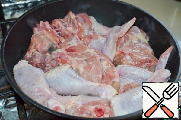 Put the chicken skin down in a very hot frying pan.
Fry for literally 5 minutes on each side.
The pieces should be browned.
In the process, do not forget to add salt.
While the chicken is browning, rinse the rice thoroughly.