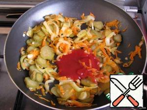 Onion and carrot fry on strong fire on sunflower oil. When the mass becomes Golden, lay the pickles, then on low heat under a lid for 2-3 minutes. Then lay a tablespoon of tomato paste, stir, then under the lid for 3 more minutes.