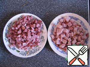 Meanwhile, slice the sausage and bacon cubes. Add into the pan.