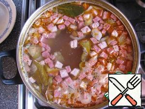 After boiling, add the broth, Bay leaf, red pepper and salt. Mix well and cook on minimum heat for about 5 minutes. Then turn off the heat, close the lid and do not open for about 10 minutes.