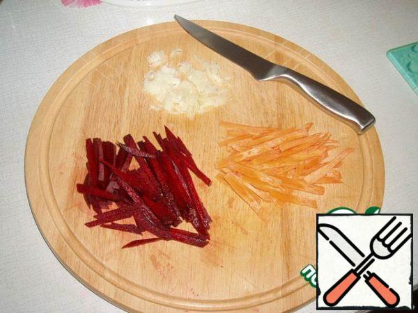 Next, carrots and beets cut into strips, onions - small cubes.