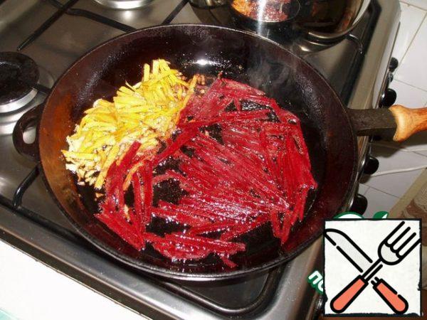 Fry carrots and beets. Put it into the broth.
Prepare the roast: fry the chopped onion in vegetable oil, add tomato paste and fry a little more.
