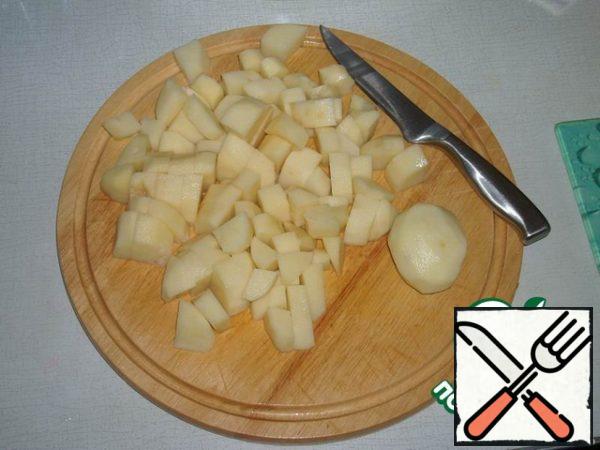 Cut the potatoes into cubes all but one.
When the broth boils, throw all the potatoes (and the whole potato, too) into the pan. When the broth boils again, add salt to it.