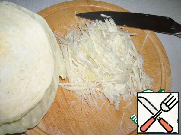 After that, chop the cabbage, throw it into a saucepan. Let it boil and cook for 1 minute.
