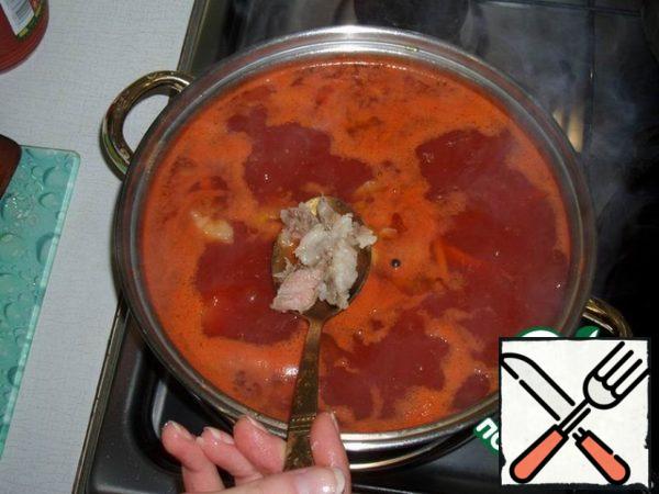 Next, add the frying, spices and chopped meat. Again give to boil and boil for 1 minute. Now add the greens, give 1 minute to boil and turn off. The borscht is ready.