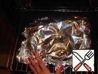 Carefully close the meat foil for baking, reduce the temperature to 160 degrees and continue to fry for another 2 hours.