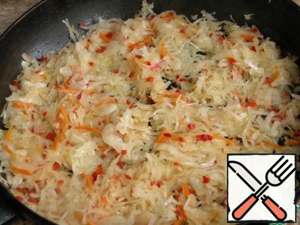Cut the boiled meat into cubes, strain the broth through several layers of gauze, to clean the broth from small fragments from bones and sediment.
Sauerkraut fry in lard with butter, add a little sugar.