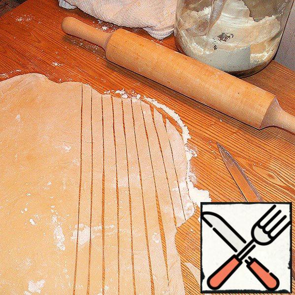 Roll the dough into a layer thickness of one millimeter and a half, dry for ten minutes and cut any squares, stripes, daisies, etc.