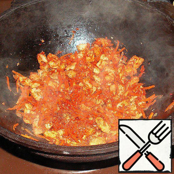 Add chopped onion, grated carrot, grated garlic and fry for 5 minutes. Add tomato paste there, and with it we continue to fry for another 10 minutes.