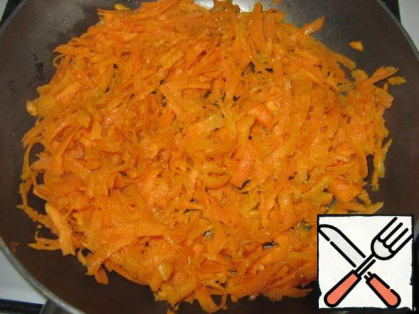 At this time, carrot rub and cut onion.