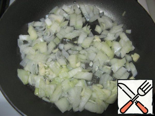 Fry in vegetable oil onion, carrot.