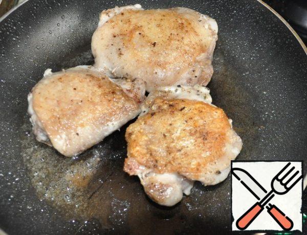 In a frying pan or a saucepan pour oil, heat, put the chicken thighs and fry on both sides over medium heat until Golden brown for 7-8 minutes.