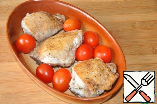 We shift the chicken thighs into the form, put cherry tomatoes and bake for 40 minutes at 180 degrees.