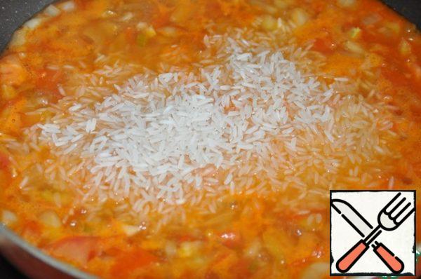This recipe requires long-grain rice. Put the rice, cover the lid and cook for 15 minutes on low heat, stirring occasionally and adding the broth if necessary.