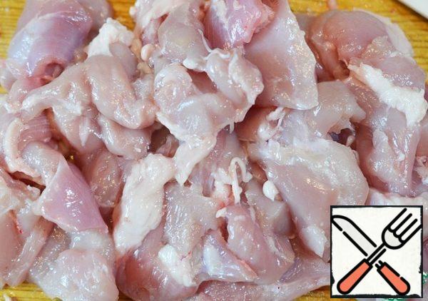 Chicken is milled and cut into pieces. I took chicken thighs for this recipe, but you can take your favorite part of the chicken.