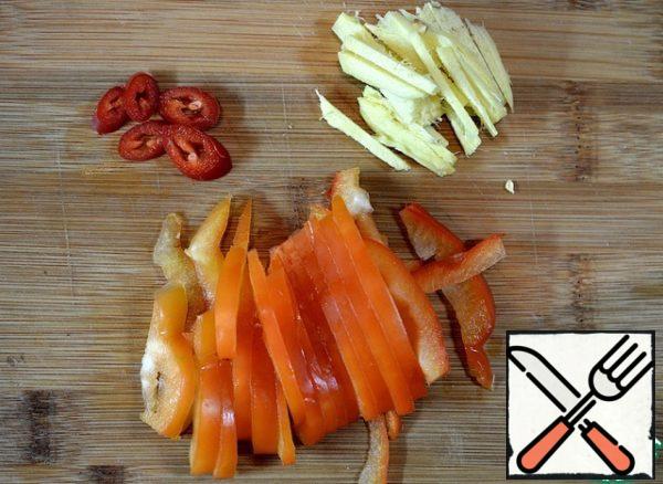Cut the bell pepper and ginger into strips, and the chili pepper into circles.
