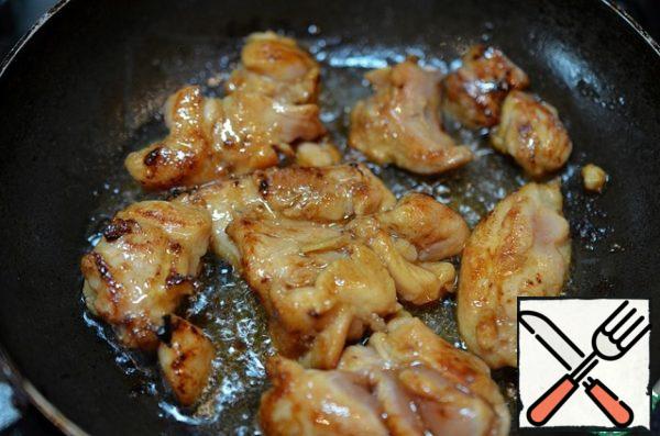 Put it in a separate bowl. In the same pan, fry the chicken in portions until golden brown. Then transfer to a separate bowl.
