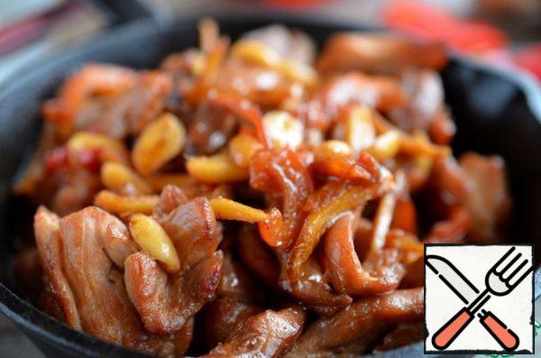 When the sauce starts to boil, transfer the chicken and vegetables. Fry for 2 minutes, stirring well.