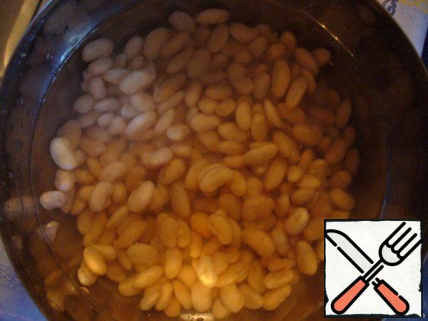 The beans overnight to soak in cold water (or 5 hours). Boil it. Cook as much as indicated on the package. If not specified, then try, on average it is cooked 1-1.5 (depending on size and kind). Merge water, washed.