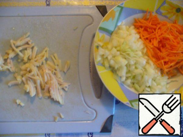 While the beetroot is cooking, do the rest. Peel the carrots and grate them on a coarse grater. Finely chop the onion. Cut the bacon into thin strips.
