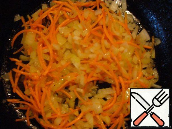 In a pan melt the lard and fry the onions and carrots.
