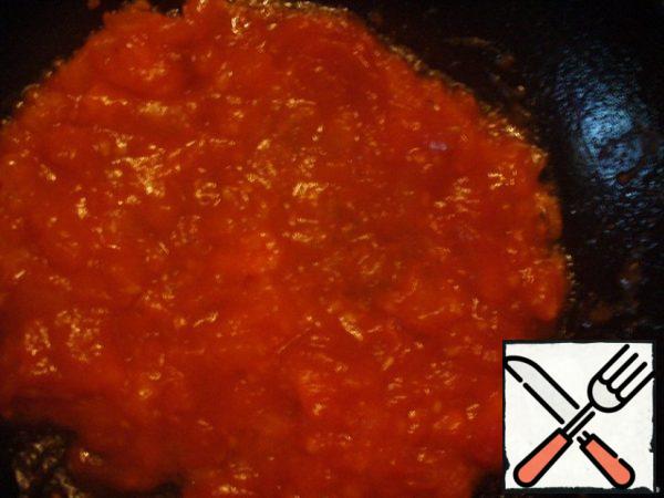 Tomatoes pour over boiling water, then immediately in cold water, peel and cut into cubes. Fry in vegetable oil with garlic passed through the press. Add tomato paste and a little put out.
