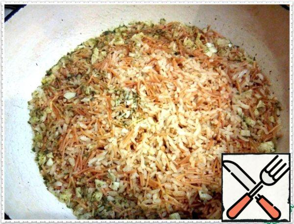 As soon as 10 minutes pass, turn off the heat on the stove and wait for another 10 minutes. After that, open the lid, mix the fragrant rice and serve it to the table. The dish is quite self-sufficient, but it will be able to perform the role of garnish. On lean days, serve with fresh vegetables or pickles.
Any other day is perfect for fish or meat.