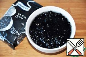 To prepare this recipe you can take any bean.
Beans pre-soak in water for 4 hours.