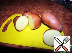 Wash potatoes thoroughly and cut into halves.