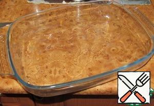 I use a glass dish for the oven. Pour on the bottom of 2 tbsp of vegetable oil and grind.