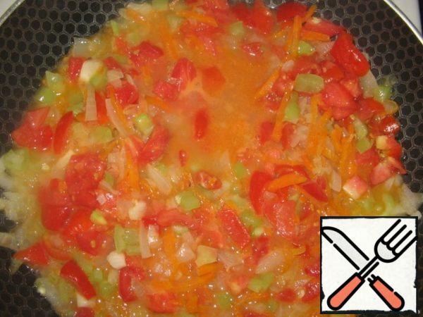 Cut the tomatoes and add them to the vegetables. Add some water and stew for 2 minutes.