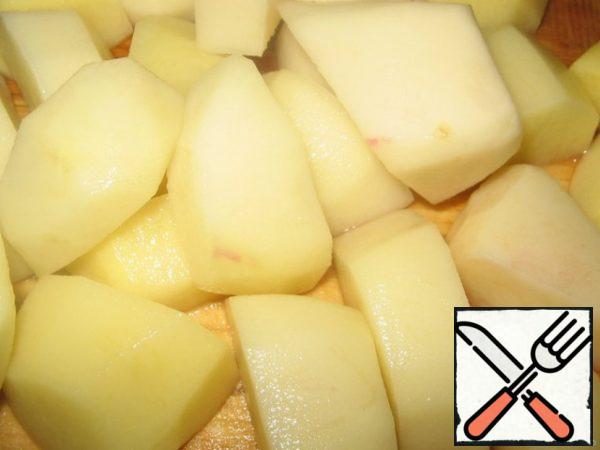 When the broth is cooked, cut the potatoes. I cut large.