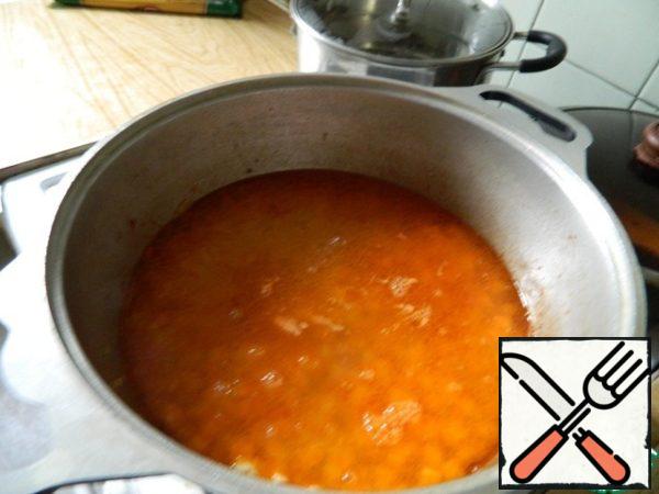 Pour water above the cartouche by 2 fingers. If more - do not worry, the broth will turn out more delicious.
Now think about the juice from meat - it's time to add it. Add salt. Cover with a lid and cook until the potatoes are ready.