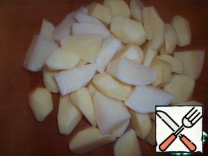 Potatoes clean, cut into 2 parts, if large - into 4.