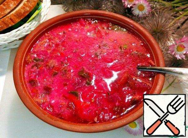 Borscht was cooked in a slow cooker for 60 minutes. Pour the soup on plates and season with sour cream. Ate with bread. It is smeared with hot mustard or horseradish.
