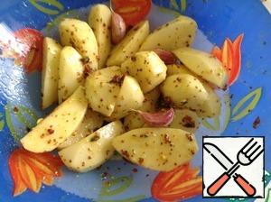 Carefully mix the spices with the potatoes and leave for 20 minutes.