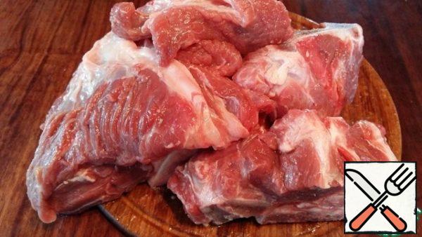 Meat, certainly with the bones, rinse and place in a bowl slow cooker.
Pour 3 liters of water, bring to a boil on the program "Frying", then set the program "Soup" for 1 - 1,5 hours, depending on the quality of meat.