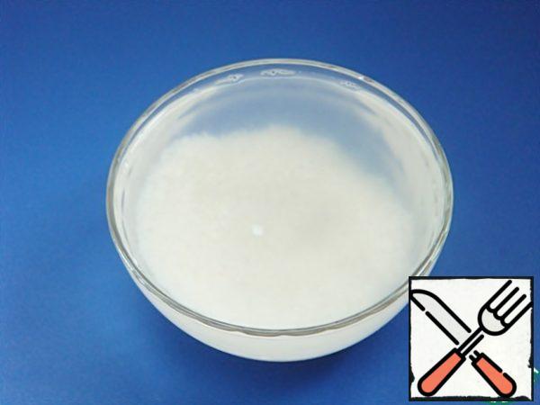 Pour the rice into a bowl. It is advisable to use a glass one, because starch does not stick to its walls. Pour water about three times the volume of rice. Wash the rice well with your hands. Tilt the bowl over the sink and drain the starchy water. Repeat this process until the water becomes clear. I do this 7 to 10 times.
