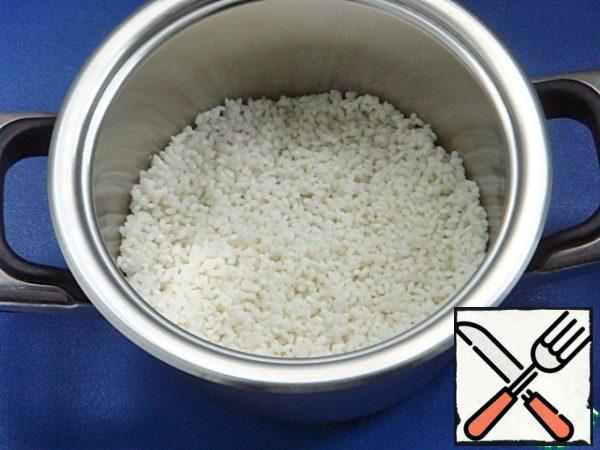 Drain the water, once again thoroughly rinse the rice and put it in a pot in which you will cook it. For this method of cooking, any tableware will be suitable. But it is desirable not to use aluminum and enamel.