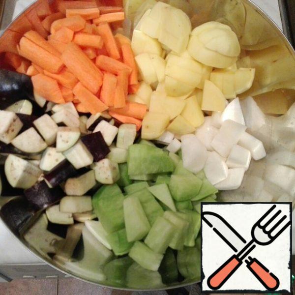 As soon as an appetizing crust appears, add carrots, green radish, daikon radish, fry for 5-7 minutes, add the remaining vegetables: eggplant, sweet pepper, 4-5 cloves of garlic.
